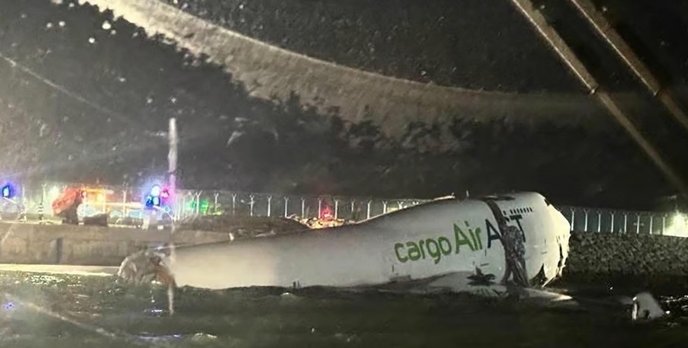 हांगकांग में दुबई का मालवाहक विमान दुर्घटना का शिकार, दो की मौत, चालक दल के चारों सदस्य सुरक्षित