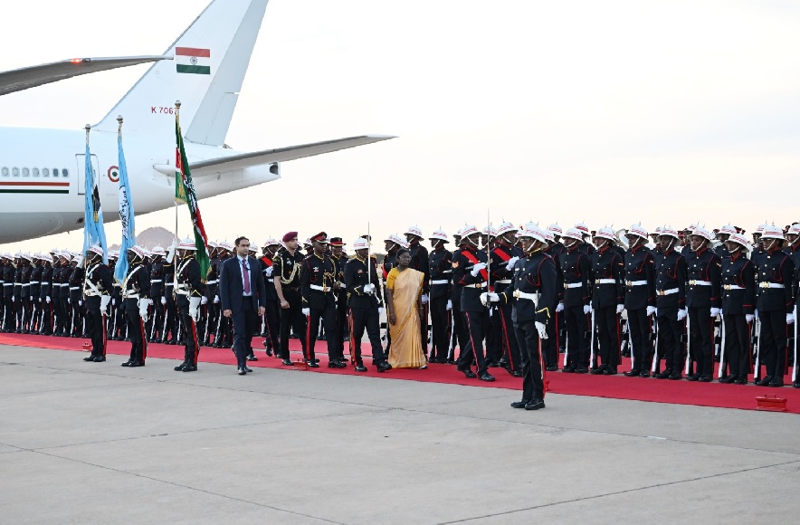 राष्ट्रपति मुर्मु को बोत्सवाना पहुंचने पर दिया गया गार्ड ऑफ ऑनर, दोनों देशों के बीच होंगे अनेक समझौतों पर हस्ताक्षर