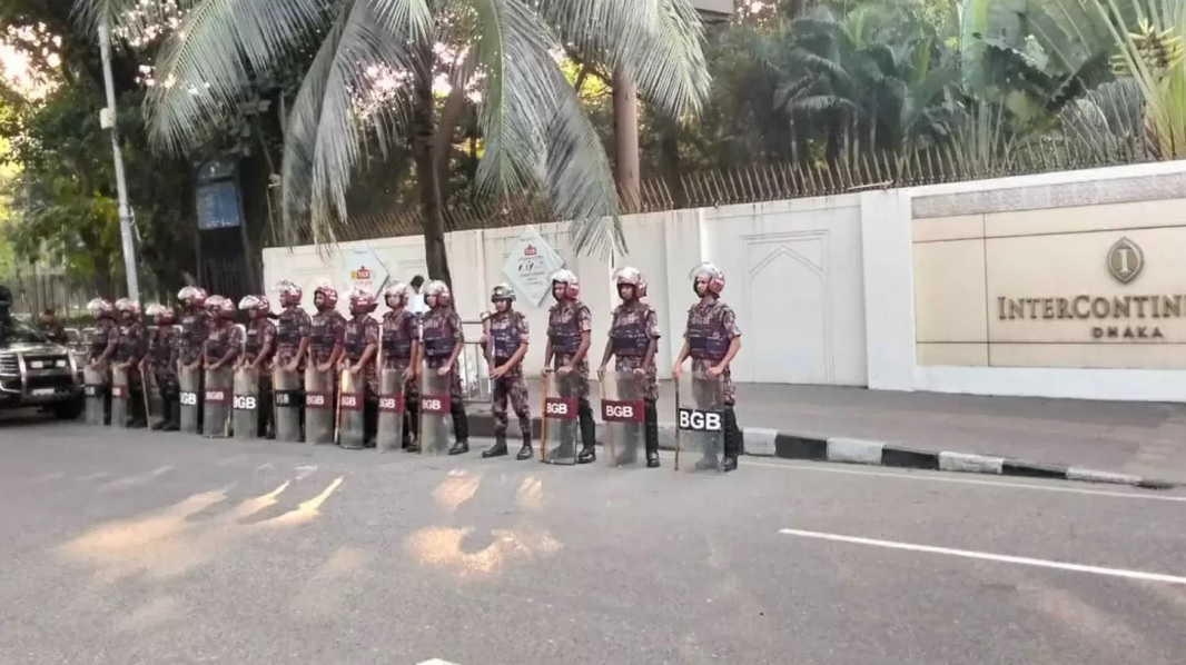 बांग्लादेश में हिंसा, उपद्रवियों ने वाहन फूंके, ढाका और आसपास के जिलों में बीजीबी की 14 प्लाटून तैनात