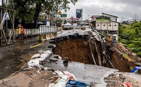 इंडोनेशियाः भूस्खलन से मरने वालों की संख्या बढ़ कर 30 हुई, 25 से ज्यादा लाेग लापता