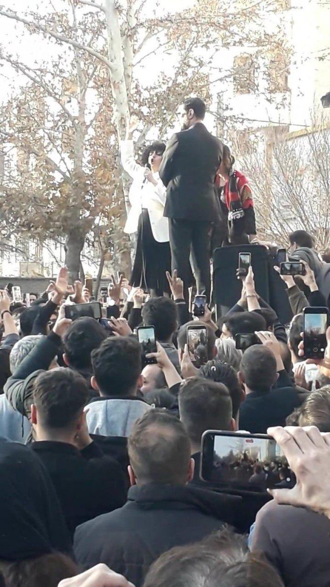  नोबेल शांति पुरस्कार विजेता नरगिस मोहम्मदी फिर गिरफ्तार, 36 साल ईरान की जेल में रह चुकी हैं