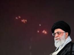 ईरान में हालात नहीं सुधरे तो खामेनेई भाग सकते हैं रूस, नहीं थम रहा विरोध