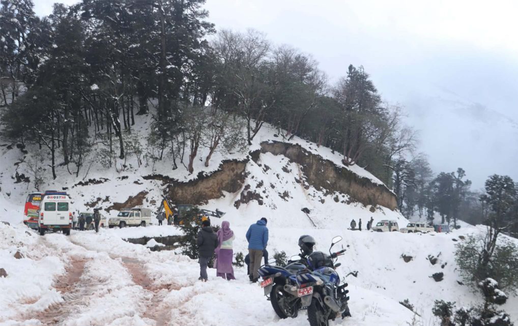 नेपाल के हिमालयी जिलों में भारी बर्फबारी और बारिश के कारण मतदान केंद्र बदलने की तैयारी