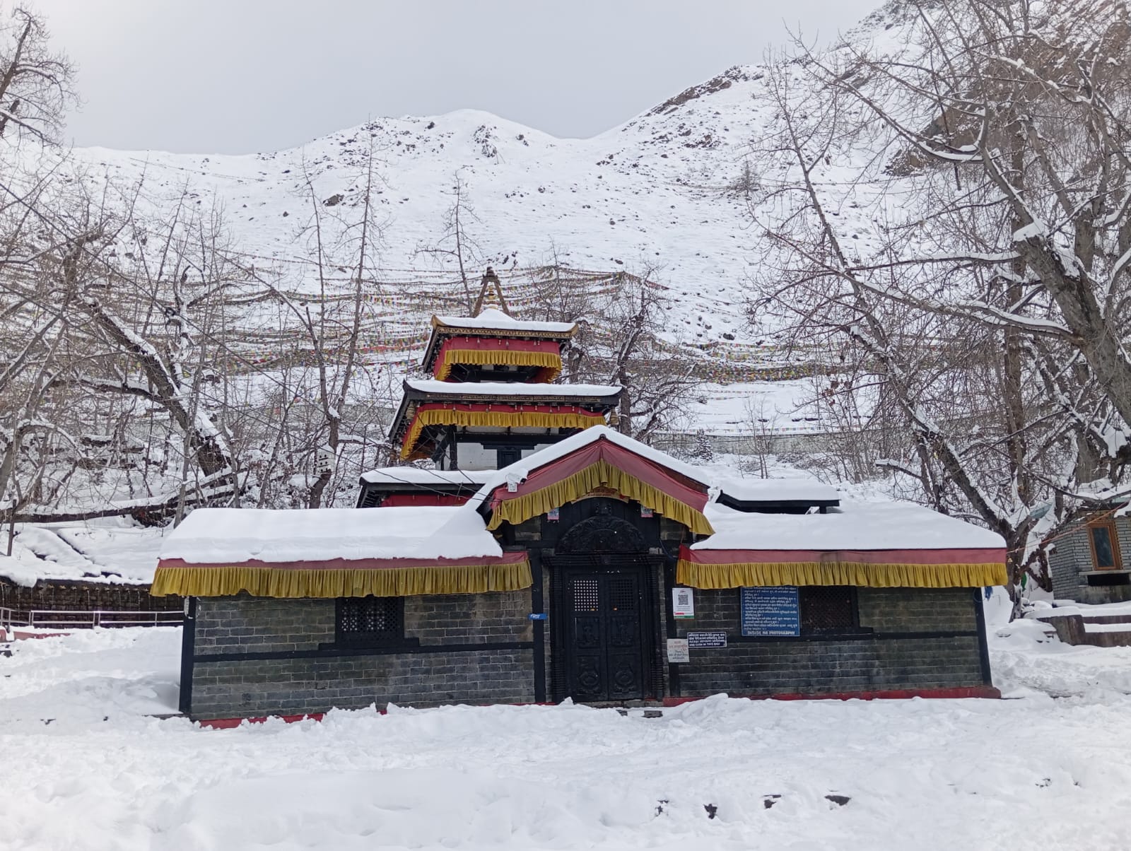 भारी बर्फबारी के कारण नेपाल का मुक्तिनाथ मंदिर क्षेत्र बंद किया गया