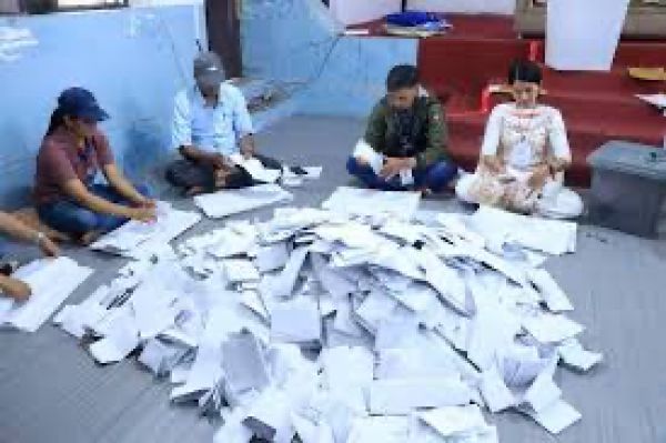 नेपाल में बहुमत की तरफ बढ़ रही नेपाली कांग्रेस गठबंधन