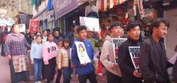 चीन के खिलाफ़ शिमला में तिब्बती समुदाय का प्रदर्शन