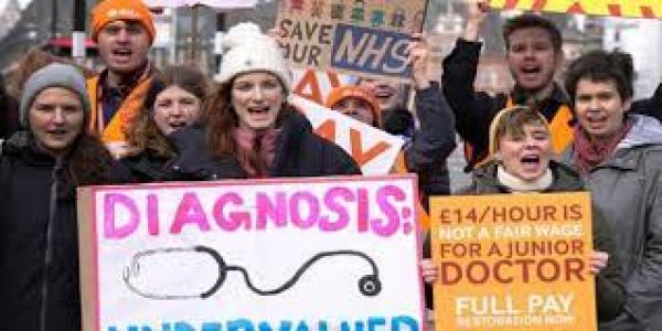 ब्रिटेन में हजारों चिकित्सकों की तीन दिन की हड़ताल से चरमराई स्वास्थ्य व्यवस्था