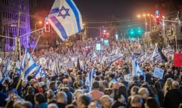  इजरायल में न्यायिक सुधारों के खिलाफ लोगों का तेल अवीव में प्रदर्शन