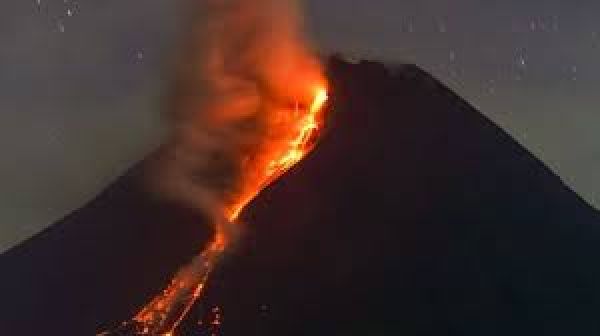 रूस में फटा ज्वालामुखी, दस किलोमीटर ऊंचाई तक नजर आया राख का गुबार