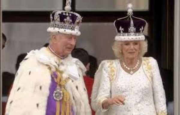 सम्राट चार्ल्स तृतीय का राज्याभिषेक, पहना 360 साल पुराना ताज