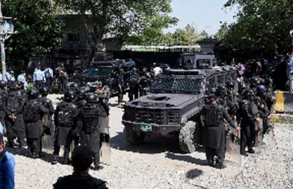 पाकिस्तान में इमरान खान के घर पर बलपूर्वक घुसने की तैयारी!