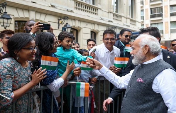 पेरिस: अप्रवासी भारतीयों में मोदी के स्वागत की होड़, सड़क किनारे जुटे बच्चे-बड़े और बुजुर्ग