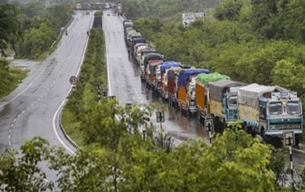 जम्मू-श्रीनगर राष्ट्रीय राजमार्ग संख्&zwj;या-44 पर वाहनों का आवागमन फिर शुरू
