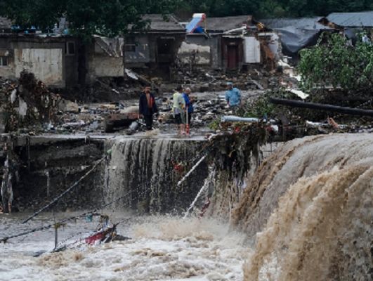 बीजिंग में मूसलाधार बारिश, दो की मौत, बाढ़ में बहे वाहन