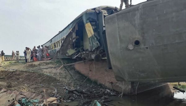 पाकिस्तान में ट्रेन हादसे से मातम, हताहतों की संख्या में इजाफा, अब तक 30 की मौत