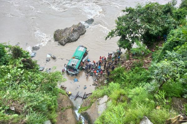 नेपाल: नदी में गिरी बस, 8 यात्रियों की मौत व 17 घायल