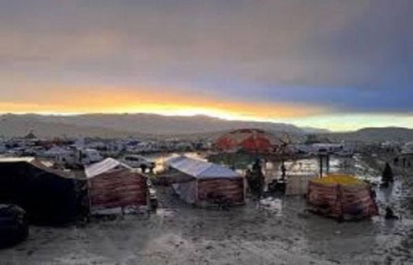 अमेरिका: नवादा के बर्निंग मैन फेस्टिवल के दौरान कीचड़ में फंसे हजारों लोग