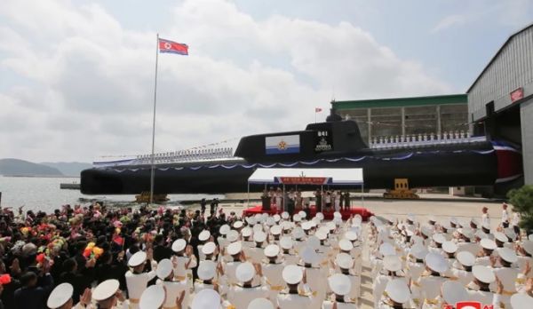 उत्तर कोरिया ने परमाणु पनडुब्बी का अनावरण किया