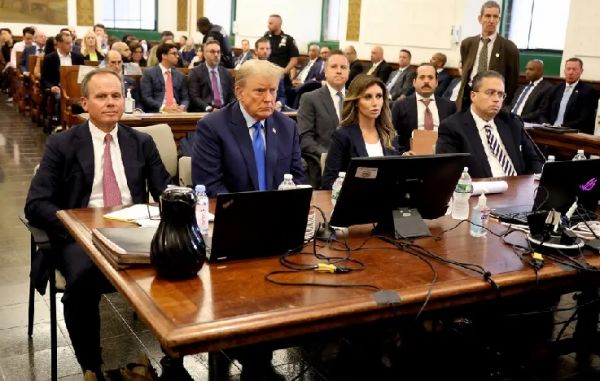 अमेरिका के पूर्व राष्ट्रपति ट्रंप भ्रष्टाचार के मुकदमे में पहली बार अदालत में पेश