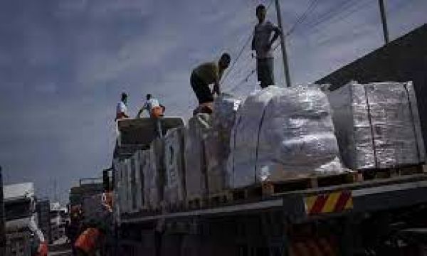  गाजा में भोजन व जरूरत के समान के लिए संयुक्त राष्ट्र के सहायता गोदामों में घुसे हजारों लोग, लूटपाट