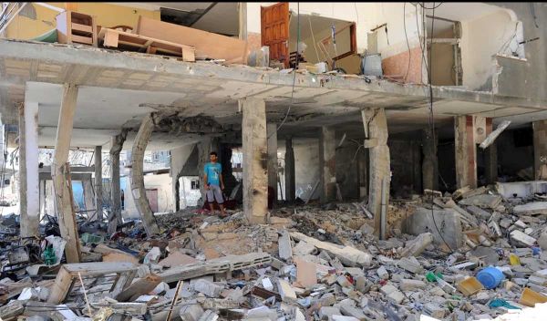 हजारों लोग जरूरत की वस्तुएं लेने के लिए गाजा में गोदामों पर टूट पड़े