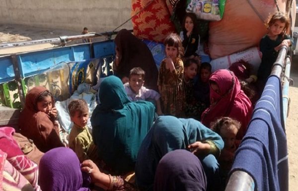 पाकिस्तान में अफगान प्रवासियों के खिलाफ कार्रवाई के बाद चार लाख से ज्यादा लोग अफगानिस्तान लौटे