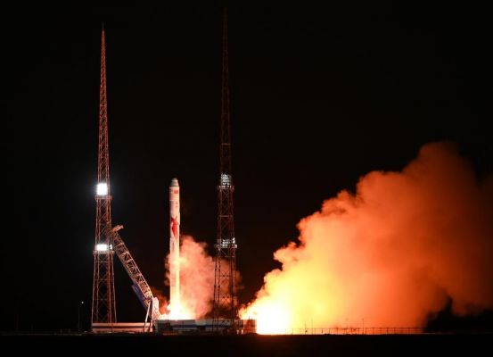 चीन की एयरोस्पेस कंपनी लैंडस्पेस ने तीन वाणिज्यिक उपग्रहों को अंतरिक्ष में प्रक्षेपित किया