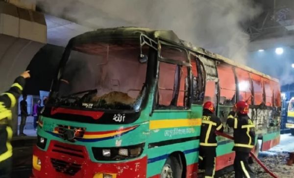 बांग्लादेश में आम चुनाव की गहमागहमी के बीच उपद्रवियों ने सरकारी बस फूंकी