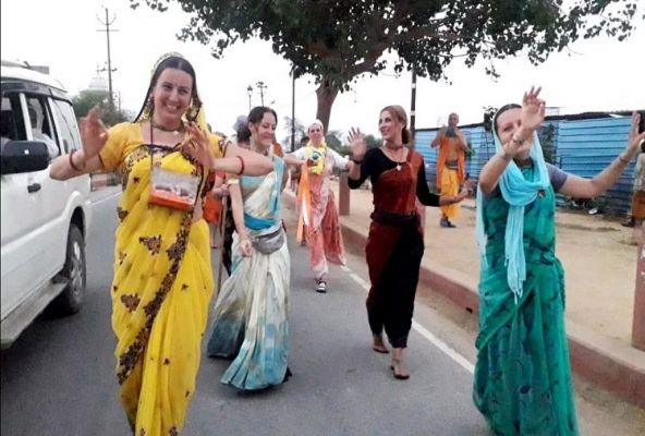 श्रीलंका: भारतीय उच्&zwj;चायुक्&zwj;त संतोष झा ने वास्&zwj;कादुवे श्री सुभूति महा विहाराया में प्रतीकात्&zwj;मक अशोक स्&zwj;तंभ की आधारशिला रखी