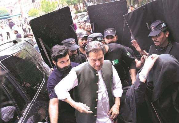 इमरान पर अवाम मेहरबान, पीटीआई समर्थित 91 उम्मीदवार जीते, नवाज की झोली में 71 सीटें