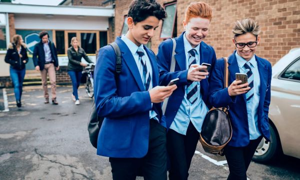 ब्रिटेन सरकार ने स्कूलों में बच्चों के मोबाइल फोन के उपयोग पर प्रतिबंध लगाया
