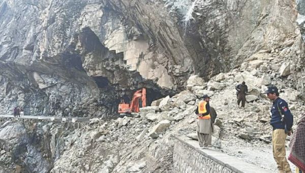 पाकिस्तान में बर्फबारी और बारिश से 27 लोगों की मौत