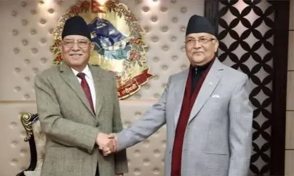 नेपाल में बदला सत्ता का गठबन्धन, प्रचण्ड और ओली ने फिर मिलाया हाथ