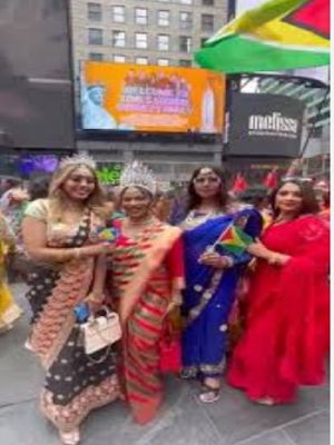 साड़ी को वैश्विक पहचान: 'टाइम्स स्क्वायर' पर पांच सौ महिलाओं ने भिन्न शैलियों की साड़ियों का प्रदर्शन किया