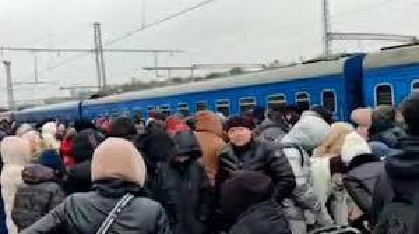 रूस ने खारकीव में रेलवे पटरी और ट्रेन को उड़ाया