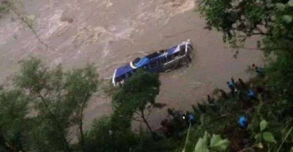 नेपाल : भूस्खलन की चपेट में आई दो बसें नदी में बही, 65 यात्री लापता