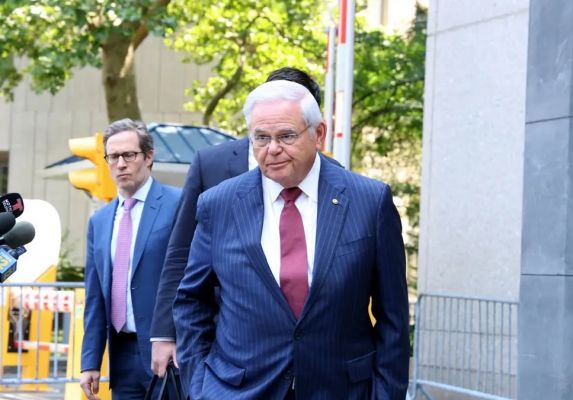 सोलह मामलों में दोषी न्यूजर्सी के डेमोक्रेट सीनेटर रॉबर्ट मेनेंडेज का इस्तीफा