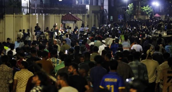बांग्लादेश में अशांति, अंसार ने सचिवालय में अधिकारियों को बंधक बनाया, सेना पहुंची, तब छूटे, छात्रों से झड़प, हिंसा में कम से कम 40 घायल