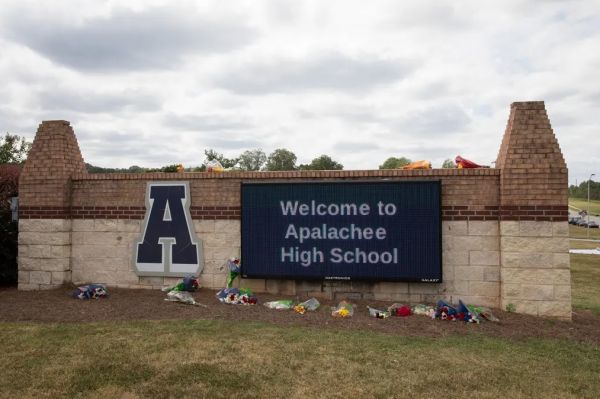 अमेरिका में जॉर्जिया के अपालाची हाई स्कूल में खूनखराबा करने वाले किशोर का पिता गिरफ्तार