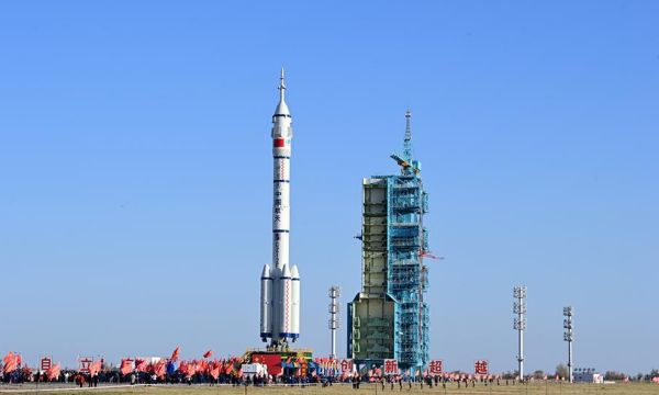 चीन ने अपने अंतरिक्ष स्टेशन पर छह माह के मिशन पर तीन यात्रियों को भेजा