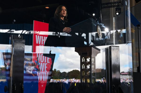 कमला हैरिस ने 'एलिप्से' के मंच से डोनाल्ड ट्रंप पर साधा निशाना 