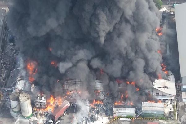 इंडोनेशिया में जकार्ता के निकट एक खाद्य तेल कारखाने में भीषण आग लगने से 8 लोगों की मौत, 9 घायल