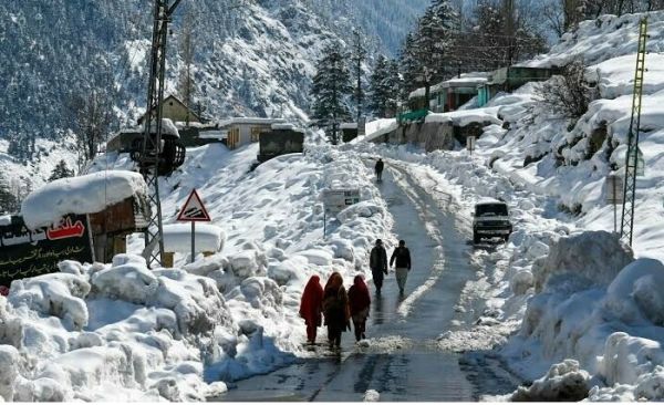 गिलगित-बाल्टिस्तान की चोटियों पर तेज बर्फबारी, तापमान शून्य से 14 डिग्री सेल्सियस नीचे  