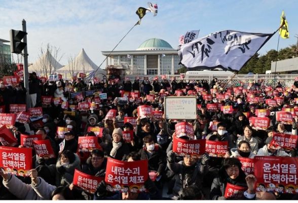 दक्षिण कोरिया में राष्ट्रपति येओल के खिलाफ लोग सड़कों पर उतरे, एक प्रदर्शनकारी ने आत्मदाह की कोशिश की  