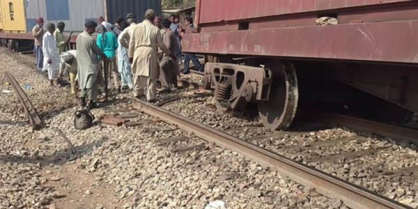 पाकिस्तान में रहमान बाबा एक्सप्रेस ट्रेन की तीन बोगी पटरी से उतरी