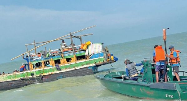 श्रीलंका की नौसेना ने 25 बच्चों समेत 102 रोहिंग्याओं को बचाया