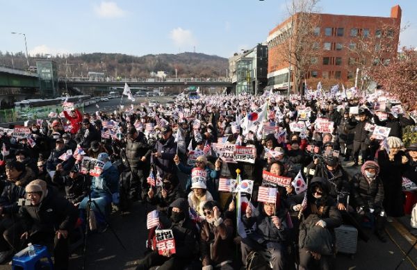 दक्षिण कोरिया के राष्ट्रपति येओल ने समर्थकों से कहा-हार नहीं मानूंगा,अंत तक लडूंगा