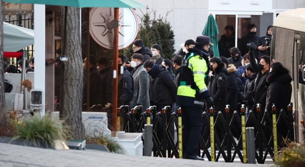 दक्षिण कोरिया के राष्ट्रपति येओल के आवास पर पुलिस बल के पहुंचे जांच अधिकारी 