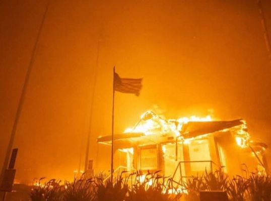 कैलिफोर्निया के जंगलों में लगी आग ने धारण किया भीषण रूप, 5 लोगों की मौत, बड़ी संख्या में इमारतें नष्ट, लाखों प्रभावित