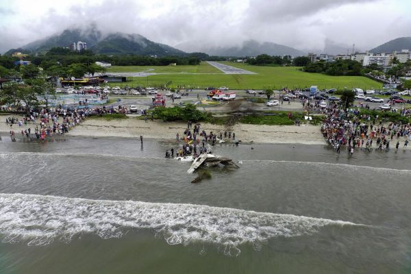 आसमान से सड़क पर आ गिरा विमान, इमरजेंसी लैंडिंग के बाद लगी आग; एक की मौत और सात घायल 